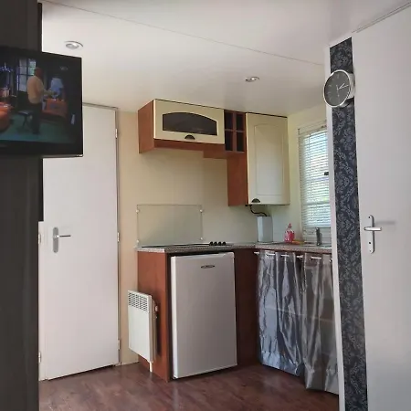 Joli Mobil-home Camping A *